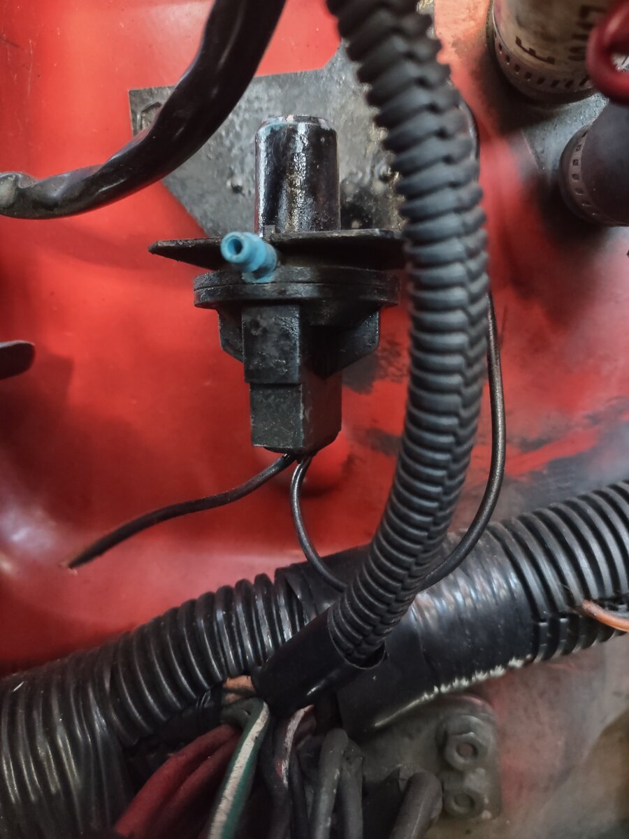89 YJ Vac Sensor on Firewall - 12-25-22.jpg