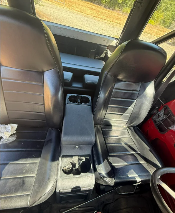 jeep center console & front seats.webp