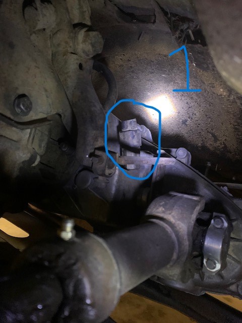 vacuum 4WD indicator at transfer case.jpg